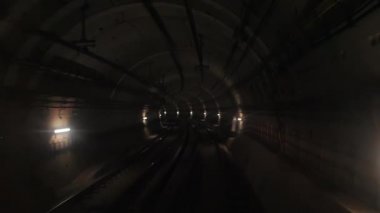 Hareket halindeki bir trenin önünden görünen bir metro tüneli. Modern şehrin tünelinde hızlı bir yeraltı treni. Barselona 'daki bir yeraltı treninin rotasını takip eden uzun görüntüleri.