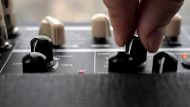 Hand twist tumbler control panel guitar amplifier — Stock Video