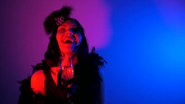 Сексуальная женщина в стиле Великого Гэтсби, танцующая на вечеринке и пьющая шампанское — стоковое видео