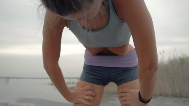 요가 연습을 하고 있는 여자 , 우 디아나 반다 운동을 하고 있는 여자 , 요가 를 하고 있는 여자는 심한 위장을 하고 호흡이 느려 지고 해변에서 명상을 한다. 느린 동작. — 비디오