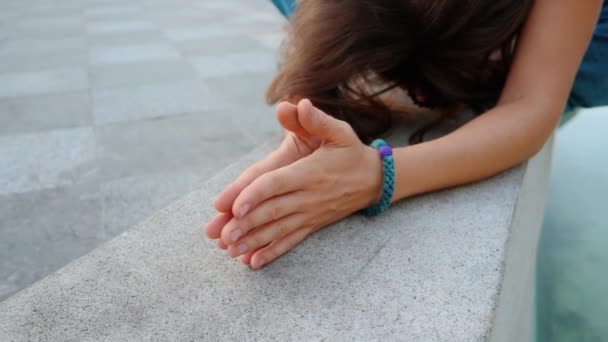 Kvinnors händer med armband tillsammans symboliserar bön och tacksamhet. Vad är det? Yoga-konceptet. Kamerarörelse från höger till vänster. Långsamma rörelser. — Stockvideo