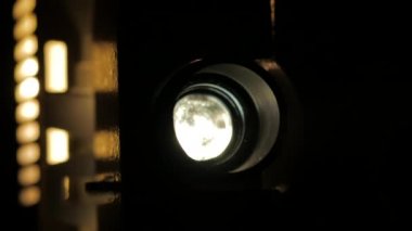 Film projektörünün mekanizması, eski moda bir süper 8mm film projektörünün ön görüntüsü.