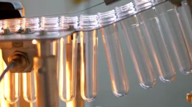 Yüksek teknoloji plastik şişe üretimi endüstriyel, ham madde üretimi, hassas plastik şişe üfleme metodu. Maden suyu ve karbonatlı içecekler üretimi.