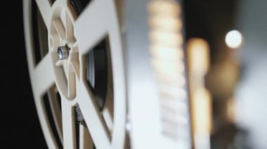 dramatik ışıklandırma ve seçici odak ile siyah bir arkaplan üzerinde film projektörü. Retro film prodüksiyon aksesuarları hala hayatta. Film yapma kavramı. Arka planda duman etkisi