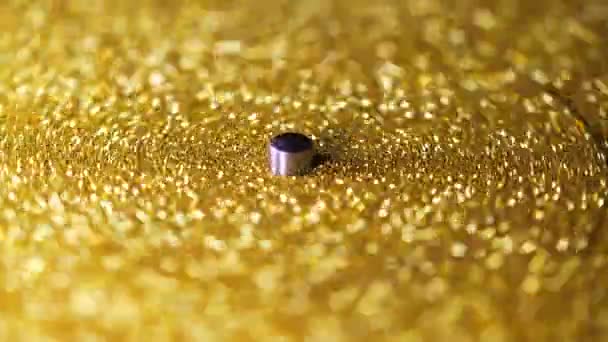 Oro Fortuna, giradischi giradischi in vinile con glitter dorato. Apparecchiature audio analogiche, discoteca, concetto di stile retrò — Video Stock