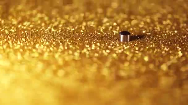 Fortuna χρυσό, πικάπ πικάπ βινυλίου με χρυσό glitter. Αναλογικός εξοπλισμός ήχου, ντίσκο νυχτερινό κέντρο διασκέδασης, ρετρό στυλ έννοια — Αρχείο Βίντεο