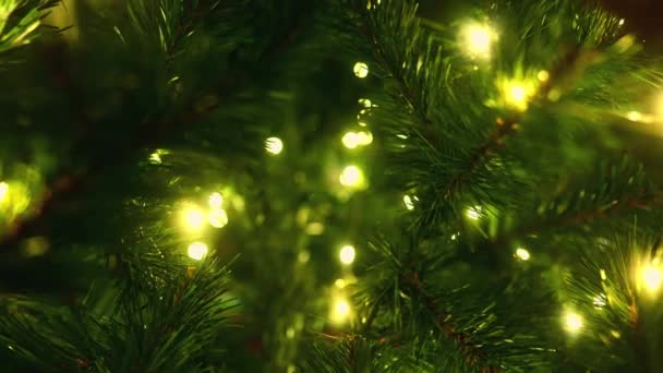Χριστουγεννιάτικο δέντρο διακοσμημένο με φωτάκια, αστέρια, μπάλες και παιχνίδια. Υπόβαθρο τοίχου, έννοια του νέου έτους. — Αρχείο Βίντεο