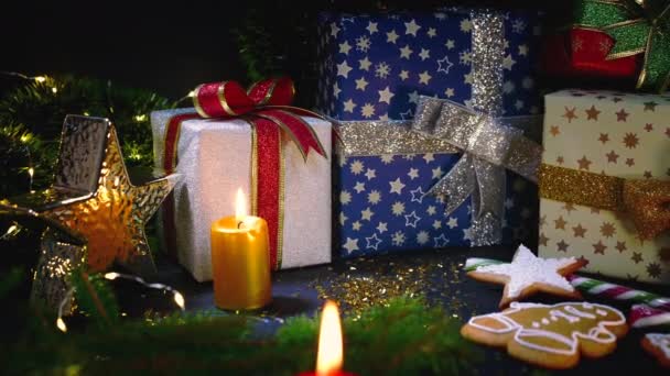 Tradycyjne szczegóły przytulne Boże Narodzenie - spalanie złotej świecy z prezentami, gałązki świerkowe, piernikowe ciasteczka i lizaki. Uroczysta zima. Szczęśliwych wakacji koncepcja. — Wideo stockowe