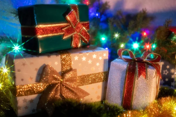 Fondo de Navidad con cajas de regalo. Regalos con cintas y arcos, concepto de vacaciones. — Foto de Stock
