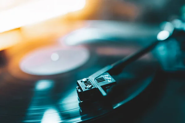 Retro-stijl draaiende plaat vinylspeler. Sluit maar af. Draaiende vintage fonograaf van dichtbij. Prachtige kleurrijke afbeelding. — Stockfoto