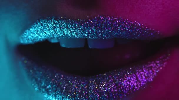 Woede mond gebaar van mode model met sprankelingen op de lippen. Sinistere en griezelige glimlach. Kaken wijd open, angstaanjagende of schreeuwende vrouw. Macro uitzicht op glamoureuze make-up. — Stockvideo