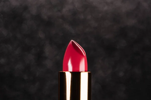 Rode lippenstift op zwarte donkere achtergrond. Vitrine of reclame voor beautymerk, Concept van mode, cosmetica — Stockfoto