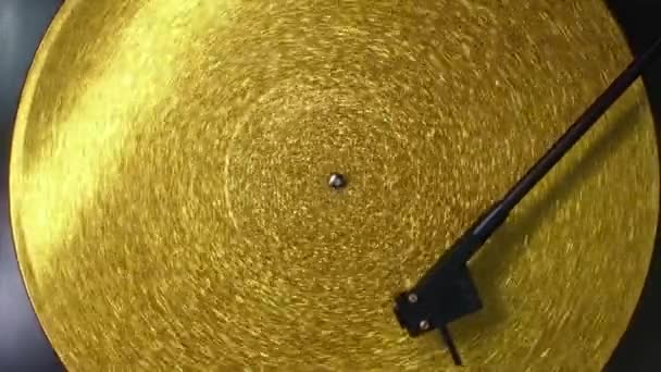 Fortuna gold, vinyle tourne-disque avec paillettes dorées. Équipement audio analogique, discothèque, concept de style rétro — Video