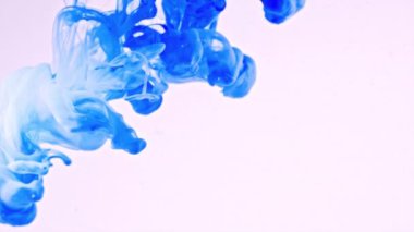 Suyun altında mavi mürekkep. Suyun içindeki renkli boya soyut bulut oluşumları yaratıyor. Projelere geçiş olarak eklenebilir