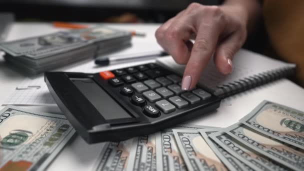Nierozpoznawalna kobieta liczy na starą klawiaturę kalkulatora. Przyciski ręczne, utrzymanie budżetu domu, planowanie wydatków z biura w domu. — Wideo stockowe