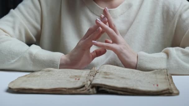 Donna irriconoscibile che legge il vecchio libro antico - Sacra Bibbia e prega. Cristiano che studia le scritture. Apprendimento, gratitudine, concetto religioso. — Video Stock