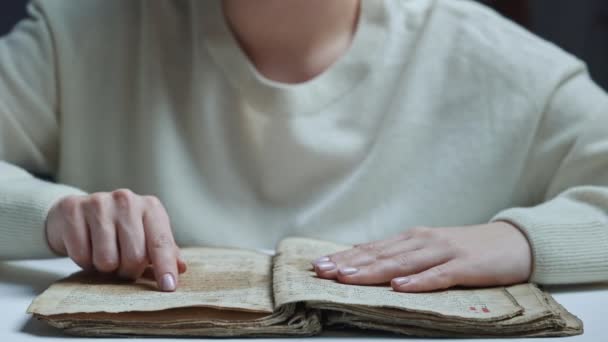 古代の本を読んでいる女性-聖書。集中的に図書館の紙のページに指に従ってください。古いアーカイブ原稿。歴史観. — ストック動画