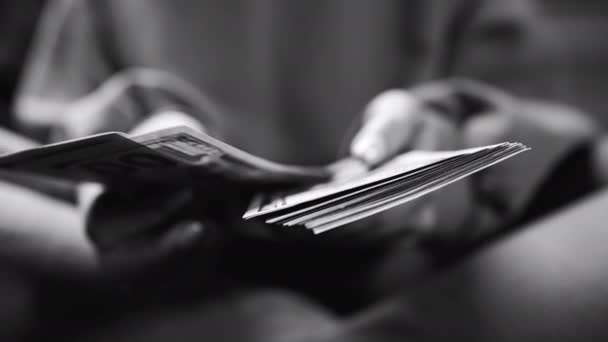 Žena počítá peníze v hotovosti - plat nebo jiný příjem. Detailní záběr rukou s bankovkami. Černobílý. 4k — Stock video