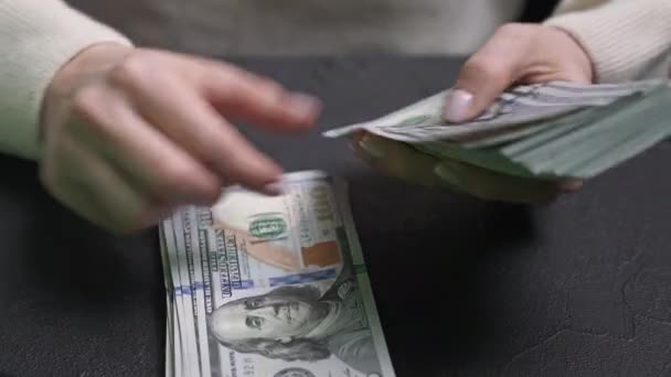 Mulher está contando dinheiro em dinheiro - salário ou outro rendimento. Close-up de mãos com notas. 4k — Vídeo de Stock