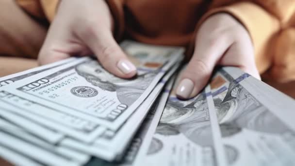 La mujer está contando dinero en efectivo - salario u otros ingresos. Primer plano de las manos con billetes. 4k — Vídeos de Stock