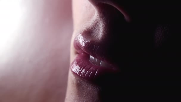 Ausgeschnittene Aufnahme einer jungen sexy Frau, die vor Lust in ihre Lippen beißt. Verführerisch sinnlicher Gesichtsausdruck. Zeitlupe, Makro 4k. — Stockvideo