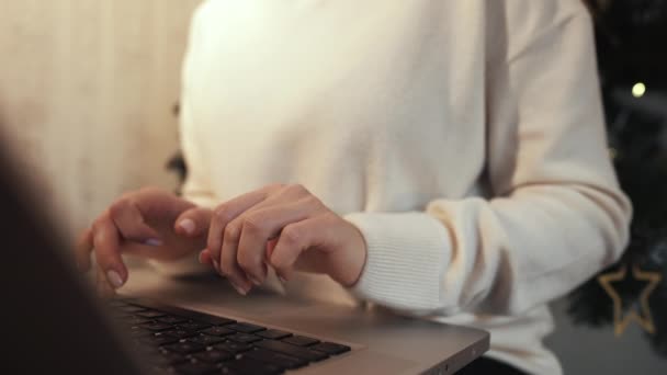 Empresaria trabajando en el portátil en casa. Concéntrate en las manos escribiendo en el teclado. Distanciamiento social, concepto de espacio de trabajo creativo. — Vídeos de Stock