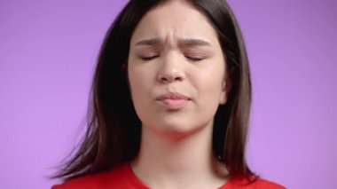 Başında işaret olmadan onaylamadığı hoş bir kadın, onaylanmayacak şekilde başını sallıyor. Reddetmek, reddetmek, anlaşmazlık, güzel bir kızın portresi. Yavaş çekim.