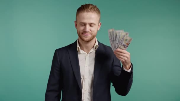 Homem de negócios animado feliz surpreendente com dinheiro em dinheiro notas de dólares de moeda USD na parede verde. Símbolo de jackpot, ganho, vitória, ganhar na loteria — Vídeo de Stock
