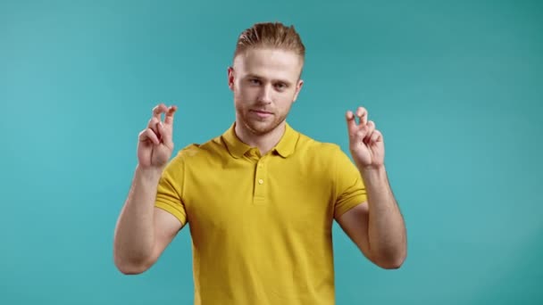 Homem bonito mostrando com as mãos e dois dedos ar cita gesto, dobre os dedos isolados sobre fundo azul. Não engraçado, ironia e sarcasmo conceito. — Vídeo de Stock