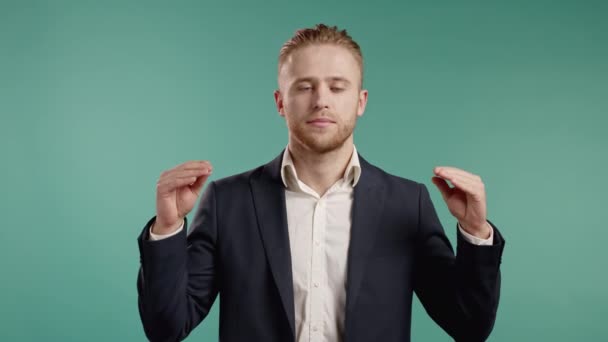 Hombre de negocios aburrido guapo mostrando gesto bla-bla-bla con las manos y los ojos ondulados aislados sobre fondo azul. Promesas vacías, concepto bla. Mentira. — Vídeo de stock