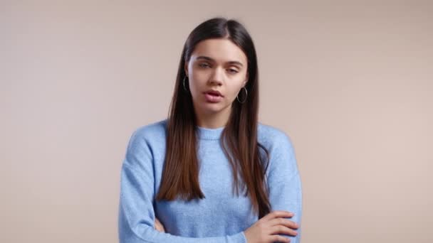 Retrato de chica cansada, exhala de decepción. Fondo de estudio de luz. Joven mujer aburrida está insatisfecha, infeliz. — Vídeos de Stock