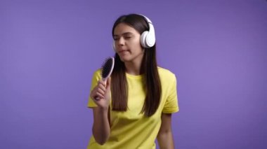 Güzel bir kadın saç fırçasıyla şarkı söyleyip dans ediyor ya da mikrofon yerine Violet Wall 'da mikrofon kullanıyor. Kulaklıklı kız eğleniyor, müzik dinliyor, ünlü olma hayalleri kuruyor..