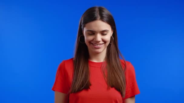 Mulher alegre mostrando sim sinal, acena com a cabeça aprovadamente. Menina sorridente positivo, emoções, conceito de linguagem corporal. Azul estúdio fundo. — Vídeo de Stock