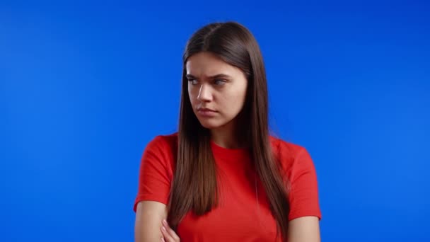 Femme en colère offensée gardant les bras croisés et regardant la caméra avec un regard sceptique et méfiant, se sentant en colère contre quelqu'un. Expressions faciales, émotions et sentiments humains. Langage corporel — Video