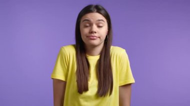 Genç, kayıtsız, güvensiz bir kadın bana bir jest yapıyor. Hiçbir şey yapamıyorum. Zor soru konsepti. Violet stüdyo geçmişi.