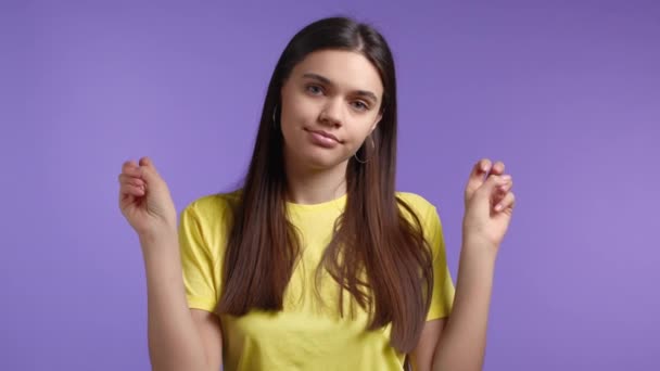 Mooie vrouw tonen met handen en twee vingers lucht citeert gebaar, buig vingers geïsoleerd over violette achtergrond. Geen grappig, ironisch en sarcastisch concept. — Stockvideo