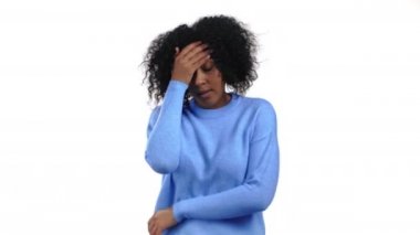 Afro-Afrikalı bir kadının facepalm hareketi yaparken portresi, hayır, unuttum. Mutsuz, kıvırcık saçlı, hüzünlü, üzgün, dramatik ve başarısız bir ırk kızı. Beyaz duvarda izole edilmiş.
