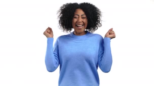 A nő nagyon boldog, kiabál hangosan, őszintén örül. Afro lány próbálja felhívni magára a figyelmet. Az értékesítés fogalma, nyereséges ajánlat. Izgalmas boldog hölgy fehér stúdió háttér. — Stock videók