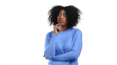 Beyaz stüdyo geçmişine bakıp duran melez bir ırk kadını. Düşünceli yüz ifadeleri. Çekici görünümlü güzel bir afro model.