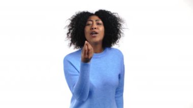 Afrikalı kadın nefis, mükemmel bir jest yapıyor. Beyaz stüdyo geçmişindeki İtalyan yemeklerini çok sever. Bellissimo kavramı.