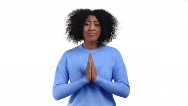 Vegyes rasszista nő imádkozik fehér háttérrel. Afro Girl könyörgött Istennek, hogy váltsa valóra az álmait, segítsen neki.. — Stock videók