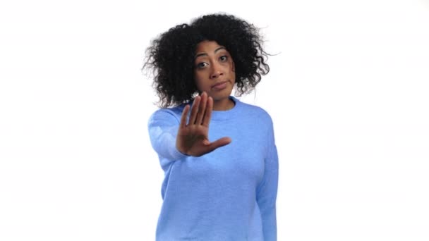 Смешанная расовая женщина не одобряет жесты без жестов. Отрицание, отказ, несогласие, портрет красивой девушки или студента на белом фоне — стоковое видео