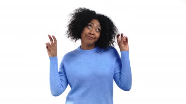 Vegyes rasszista nő mutatja a kezét és két ujját levegő idézi gesztus, hajlítsa ujjak elszigetelt fehér háttér. Nem vicces, ironikus és szarkazmus koncepció. — Stock videók