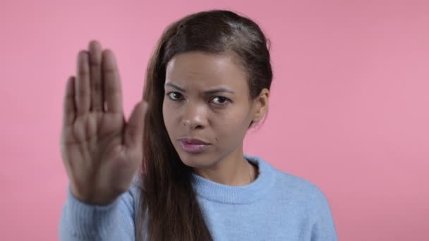 Femme métisse désapprouvant sans geste de signe de main. Refus, rejet, désaccord, portrait d'une belle fille ou d'un étudiant sur fond rose — Video