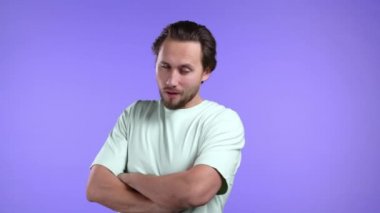 Kendine güveni tam genç bir adam, kendisiyle gurur duyuyor, ne kadar havalı olduğuyla. Bencillik, kibir konsepti. Violet stüdyo geçmişi.