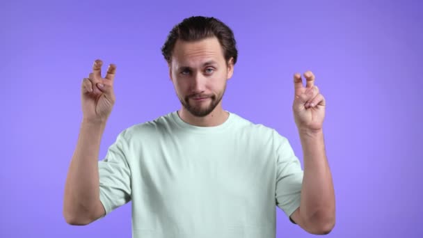 Europese man toont met handen en twee vingers lucht citeert gebaar, buig vingers geïsoleerd over violette achtergrond. Geen grappig, ironisch en sarcastisch concept. — Stockvideo