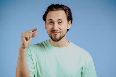 Görünmez, soyut bir nesne ya da nesne gösteren genç bir adam. Küçük konsept.