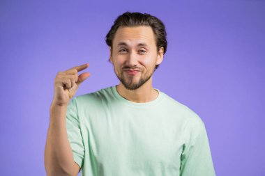Görünmez, soyut bir nesne ya da nesne gösteren genç bir adam. Küçük konsept.