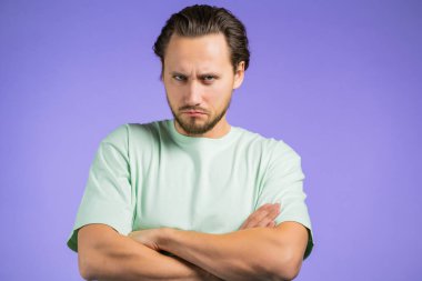 Kızgın gücenmiş bir adam kollarını kavuşturup şüpheci ve kuşkucu bir bakışla kameraya bakıyor, birine kızıyor. İnsanların yüz ifadeleri, duyguları ve duyguları. Vücut dili