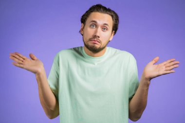 Genç, kayıtsız, güvensiz bir adam benim ne bileyim, hiçbir şey yapamadığımı söylüyor. Zor soru konsepti. Violet stüdyo geçmişi.